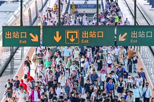 1至7月我国跨区域人员流动量达394.6亿人次。图为旅客在哈尔滨火车站有序出站。新华社发